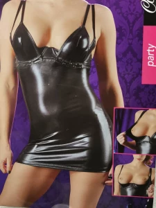 Frau, die ein sexy Vinylkleid aus der Cottelli-Kollektion trägt