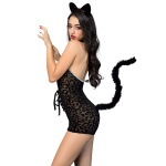 Frau, die das sexy Katzen-Kostüm in Catshorts der Marke Paris Hollywood trägt