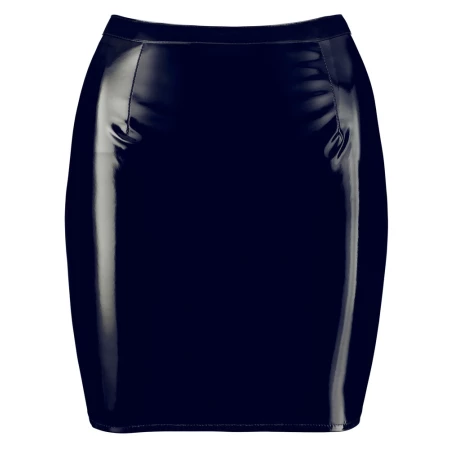 Femme portant une mini jupe sexy en vinyle noir