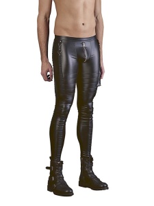 Uomo che indossa pantaloni in vinile stile motociclista NEK