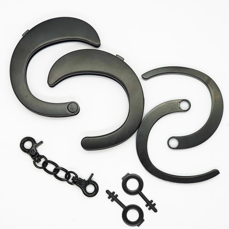BDSM-Handschellen aus schwarzem Metall von der Marke Roomfun