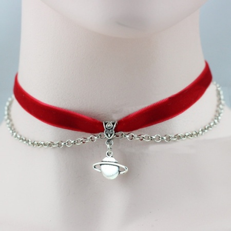 Collana sexy Saturn in velluto rosso con ciondolo a forma di pianeta