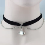 Femme portant le Collier Saturne Rouge en Velours Sexy