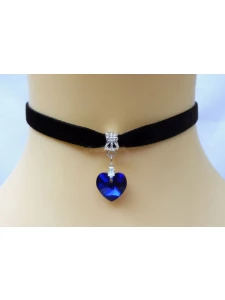 Femme portant le Collier Pendentif Velours Noir avec Cœur