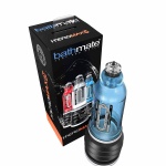 Homme utilisant la Pompe à Pénis Bathmate Hydromax5 | X20 - Bleu