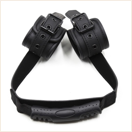 Handschellen aus schwarzem Kunstleder mit ergonomischem Griff