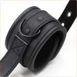 Handschellen aus schwarzem Kunstleder mit ergonomischem Griff