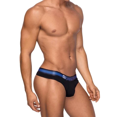 Homme portant le String Pochette Male Power, un sous-vêtement confortable et stylé