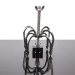 Immagine che mostra gli artigli del drago di Kiotos, pinza per capezzoli in metallo per esperienze BDSM