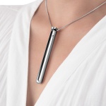 Immagine del vibratore in argento "Necklace Vibe" Le Wand, un raffinato gioiello e un sextoy di lusso.