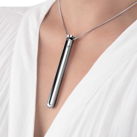Image of the 'Necklace Vibe' Le Wand silver vibrator, a refined piece of jewellery and a luxury sextoy.