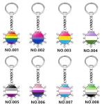 Un coloratissimo portachiavi con ciondolo arcobaleno, ideale come regalo di sostegno LGBT