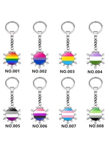 Un coloratissimo portachiavi con ciondolo arcobaleno, ideale come regalo di sostegno LGBT