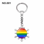Un coloratissimo portachiavi con ciondolo arcobaleno, ideale come regalo di sostegno LGBT