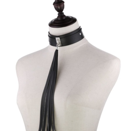 Immagine della collana di ciondoli neri extra lunghi, un elegante accessorio BDSM
