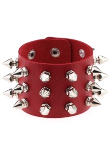 Immagine del braccialetto rosso BDSM in finta pelle con rivetti di JOY JEWELS