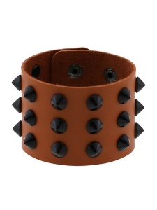 Immagine del braccialetto BDSM in pelle vegana marrone borchiata, un accessorio unico e audace