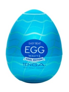 Kompakter Masturbator Tenga Egg Wavy II Cool Edition mit wellenförmiger Innenstruktur