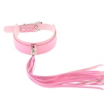 Immagine della collana di ciondoli rosa extra lunga, un accessorio BDSM in ecopelle rosa fucsia