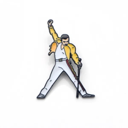 Immagine della spilla di Freddie Mercury, un accessorio colorato ed elegante