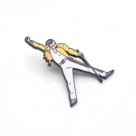 Immagine della spilla di Freddie Mercury, un accessorio colorato ed elegante
