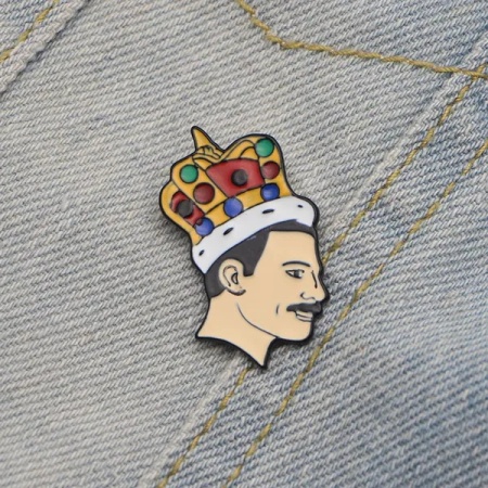 Pin's Freddie Mercury coloré, accessoire indispensable pour fans de Queen