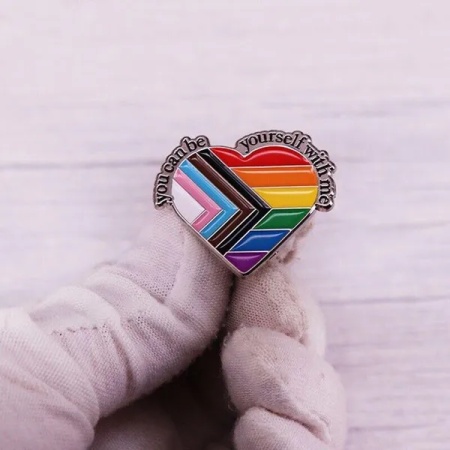 Immagine della spilla con cuore arcobaleno LGBTQ+ in metallo