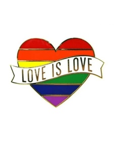 Immagine della spilla arcobaleno Love is Love, un accessorio di moda colorato e significativo