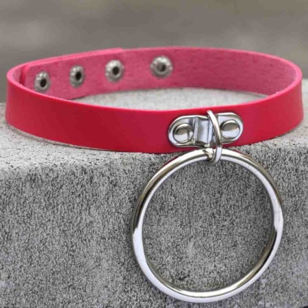 Collana girocollo BDSM con anello grande in ecopelle rosa