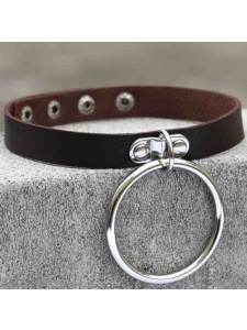 Immagine di un girocollo BDSM con anello, accessorio erotico in ecopelle marrone