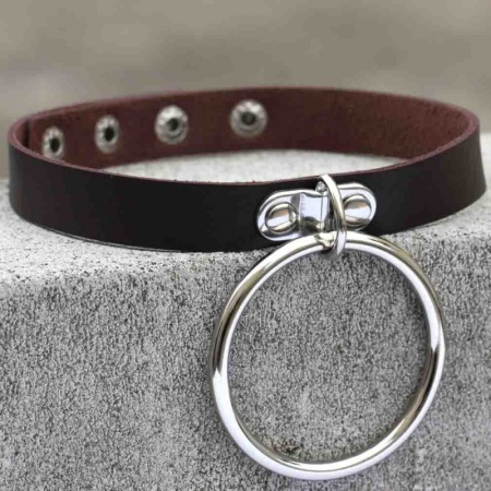 Immagine di un girocollo BDSM con anello, accessorio erotico in ecopelle marrone