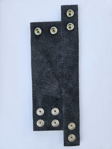 Abbildung des Cockrings Rimba aus Leder, flexibel mit zwei Verschlussmöglichkeiten