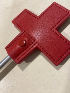 Cravache métal rouge avec croix en cuir