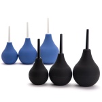 Immagine della doccia anale in nero e blu
