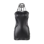 Frau, die das Sexy Schwarze Kurze Kleid von Paris Hollywood trägt