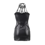 Frau, die das Sexy Schwarze Kurze Kleid von Paris Hollywood trägt