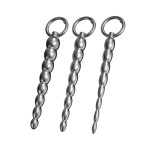 Bild eines gerippten Metall-Urethraldilatators mit Ring, ein Produkt für Gesundheit und Vergnügen