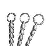 Bild eines gerippten Metall-Urethraldilatators mit Ring, ein Produkt für Gesundheit und Vergnügen