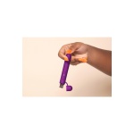 Vibromasseur Rechargeable Le Wand Baton violet avec anneau texturé en silicone.