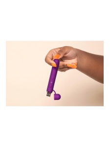Vibromasseur Rechargeable Le Wand Baton violet avec anneau texturé en silicone.
